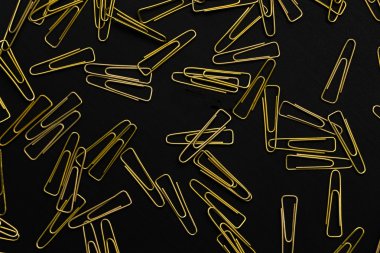 Ofis masasında ataç var.