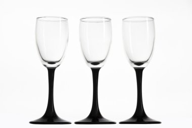 Üç bardak sert alkol.