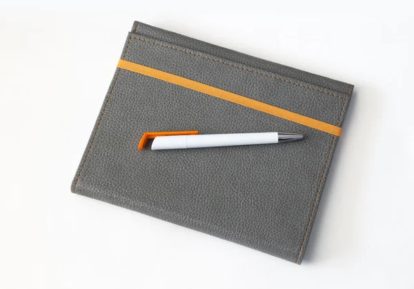 Bőr notebook tollal — Stock Fotó
