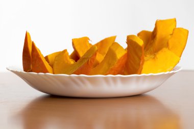 çiğ kabak dilimleri plaka üzerinde