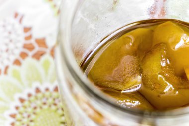 elma reçel kavanoz içinde