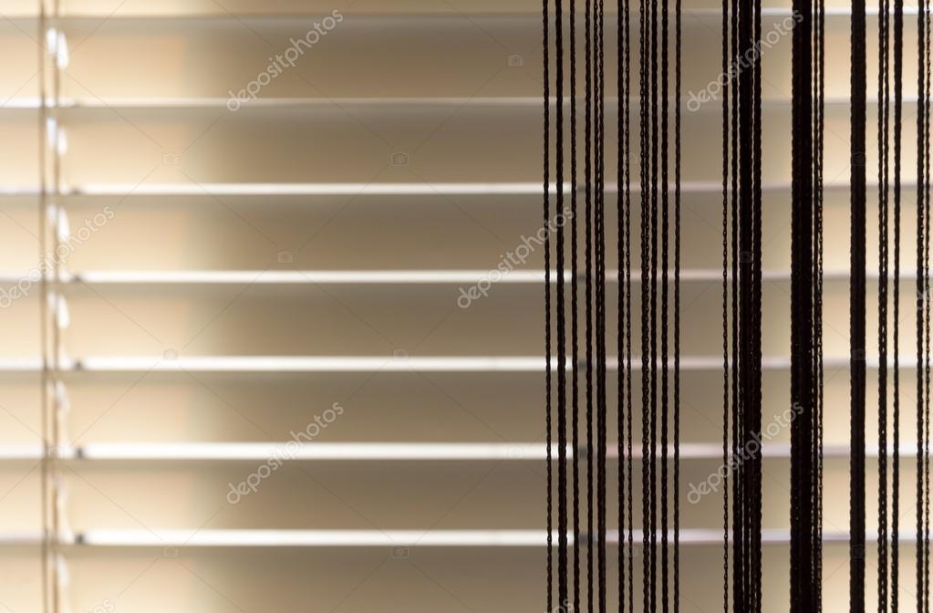 Beige zonneblinden en gordijnen touw — Stockfoto © SV_Production ... Beige zonneblinden en gordijnen touw — Stockfoto © SV_Production ...