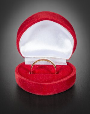 Kutuda evlilik yüzüğü.