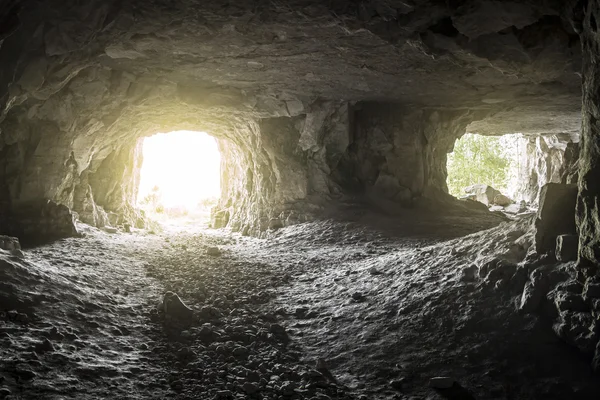Вход в пещеру — стоковое фото