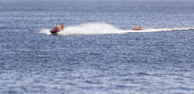 İnsanlar bir su scooter üzerinde