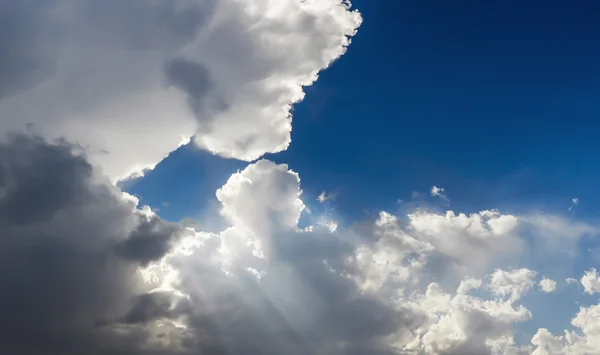 Grote wolken op de blauwe hemel — Stockfoto