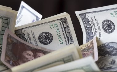 Siyah masada dolar var.