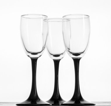 Üç bardak sert alkol.