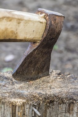 Balta kütüğe sıkıştı.