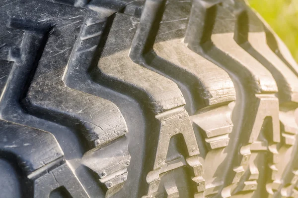 La banda de rodadura de un neumático de coche primer plano —  Fotos de Stock