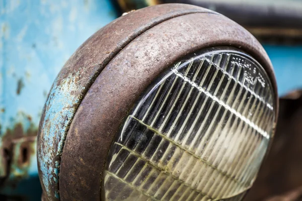 Oude roestige koplamp — Stockfoto