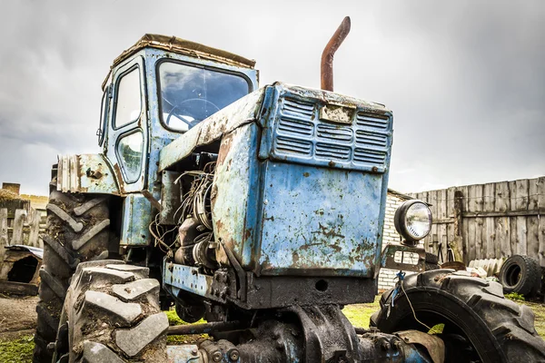 Starý nefunkční traktor — Stock fotografie