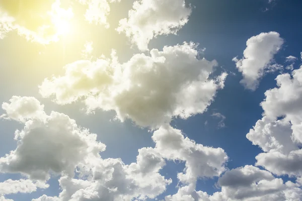 Witte grote wolken — Stockfoto