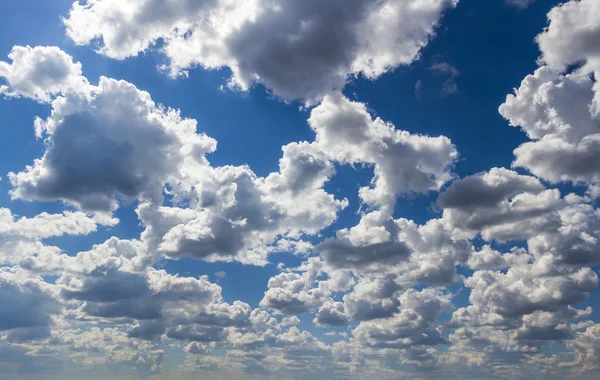 Witte grote wolken — Stockfoto