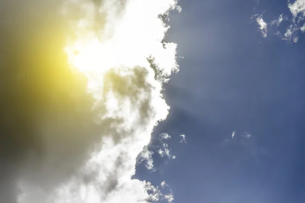 Witte grote wolken — Stockfoto