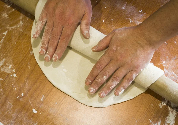 Ręcznego toczenia ciasta — Zdjęcie stockowe