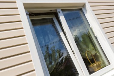 Bej renkli plastik siding ve windows