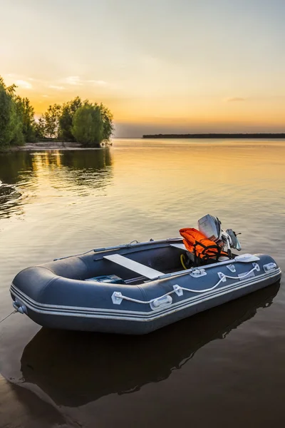 Kleine boot op de oever — Stockfoto