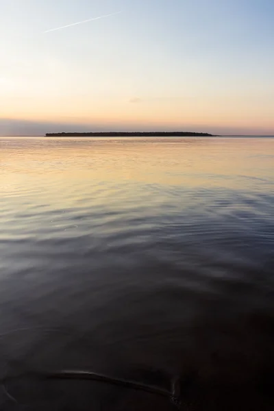 Abendlicher Sonnenuntergang auf dem See — Stockfoto