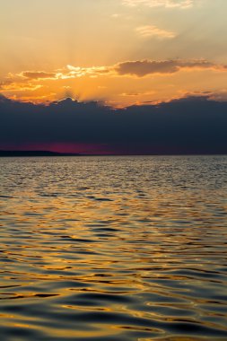 Gölde akşam batımı