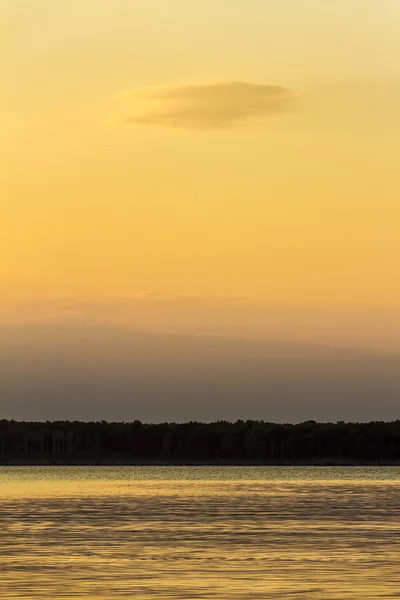 Вечерний закат на озере — стоковое фото