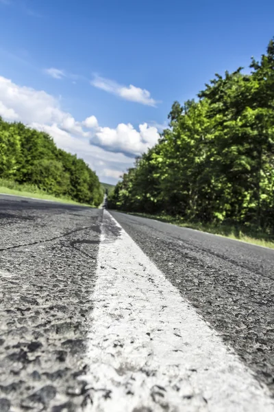 De witte lijn op de weg — Stockfoto