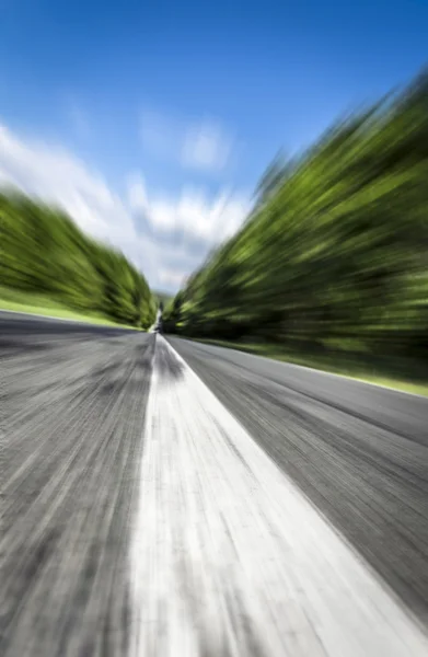 De witte lijn op de weg — Stockfoto