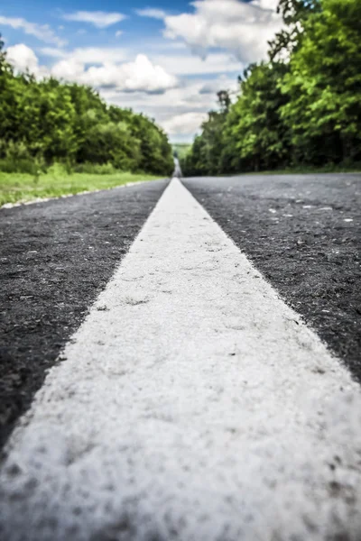 De witte lijn op de weg — Stockfoto