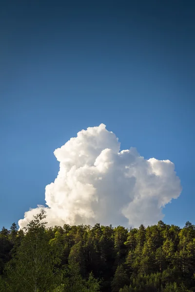 고독한 흰 구름 — 스톡 사진