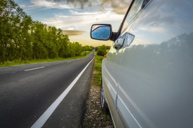 Yol kenarındaki araba.