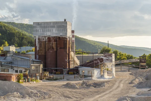 Малый цементный завод — стоковое фото