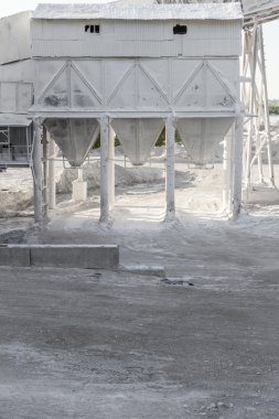 Bir küçük çimento fabrikası parçası