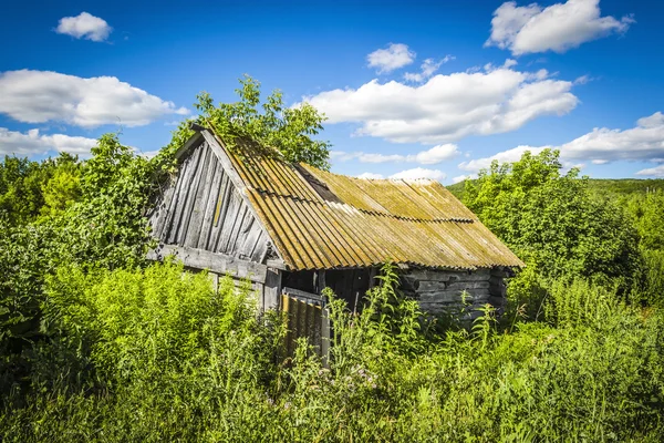 Verlassene Holzhütte — Stockfoto