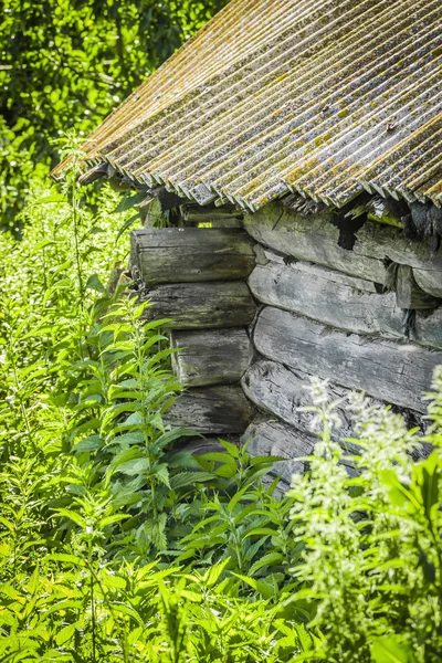 Součástí opuštěné dřevěné chýše — Stock fotografie