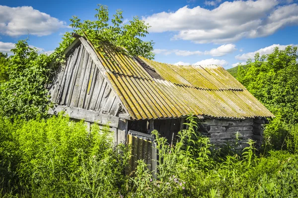Cabane abandonnée en bois — Photo