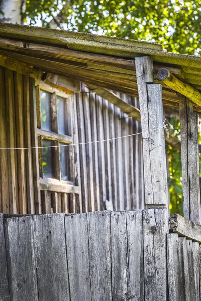 Parte da cabana de madeira abandonada — Fotografia de Stock