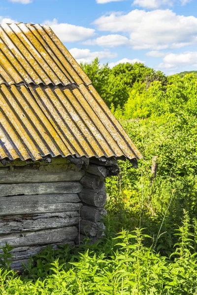 Частина покинутої дерев'яної хатини — стокове фото