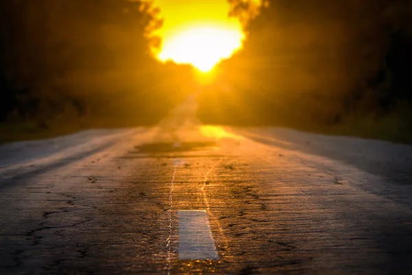 A estrada a recuar para a distância — Fotografia de Stock