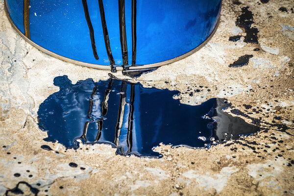 Лужица краски на земле
