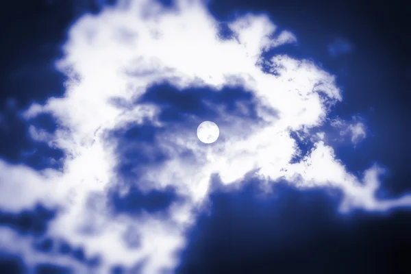 Повний місяць і хмара — стокове фото