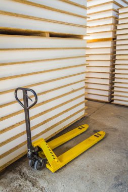 İçinde büyük depo.