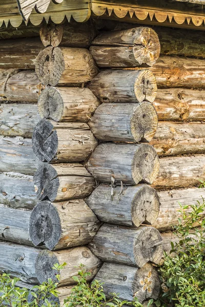 L'angle de la vieille maison en bois rond — Photo