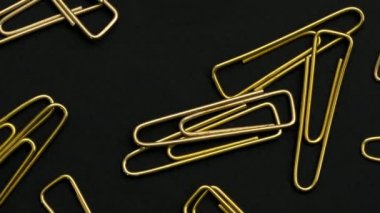 Ofis masasında ataç var.