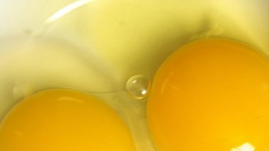 Tabakta çiğ yumurta.