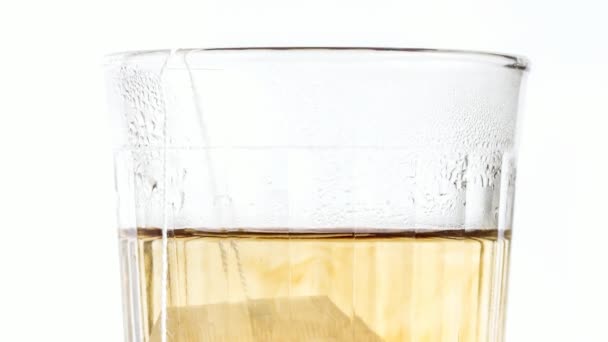 Facettiertes Glas abgekochtes Wasser und Teebeutel — Stockvideo