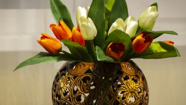 Bloemen op een glazen tafel — Stockvideo