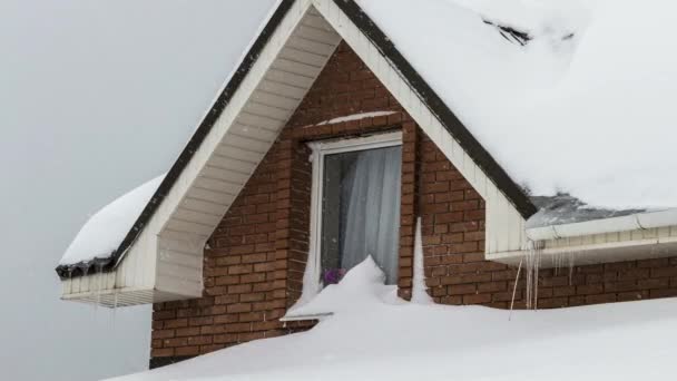 Крыша под снегом — стоковое видео