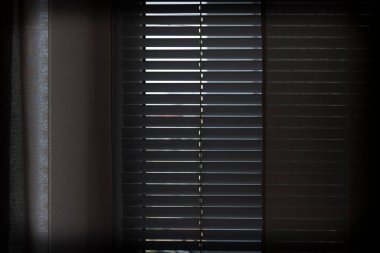 Yatay beyaz panjurlar güneş ışığını engeller.