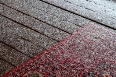 İlk kar, özel bir evin verandasına düştü..