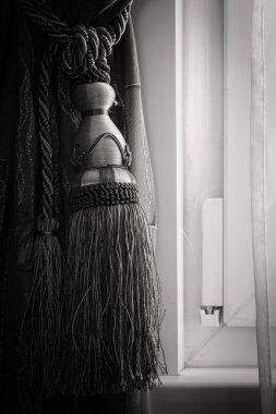 Klasik tarzda güzel bir karartma perdesinin unsuru. Siyah beyaz fotoğraf.